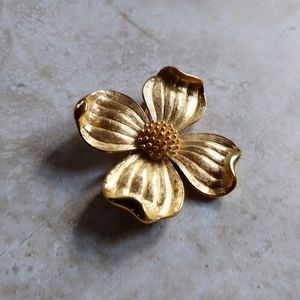 Vintage Famous Trifari Signed Dogwood Flower Golden Pin Brooch